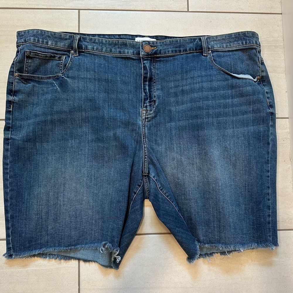 Lane Bryant SZ 26 Essential Stretch Frayed Hem Bermuda Shorts